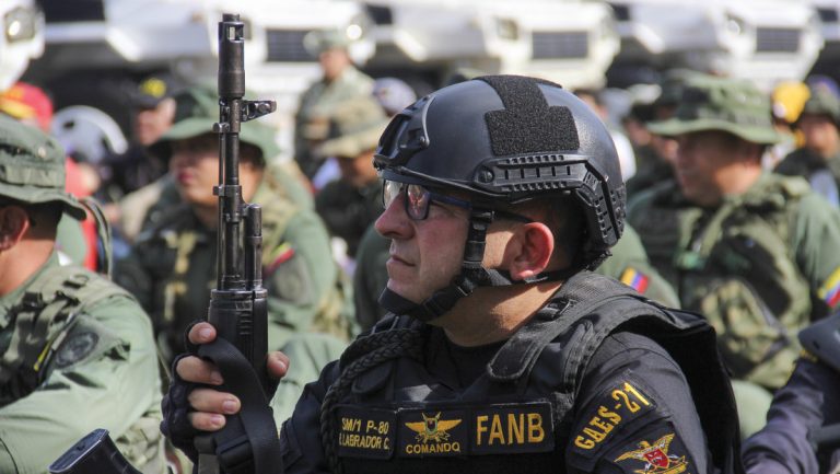 Un soldado venezolano con un fusil de asalto en un entrenamiento en San Cristóbal, Venezuela, el 13 de septiembre de 2025.