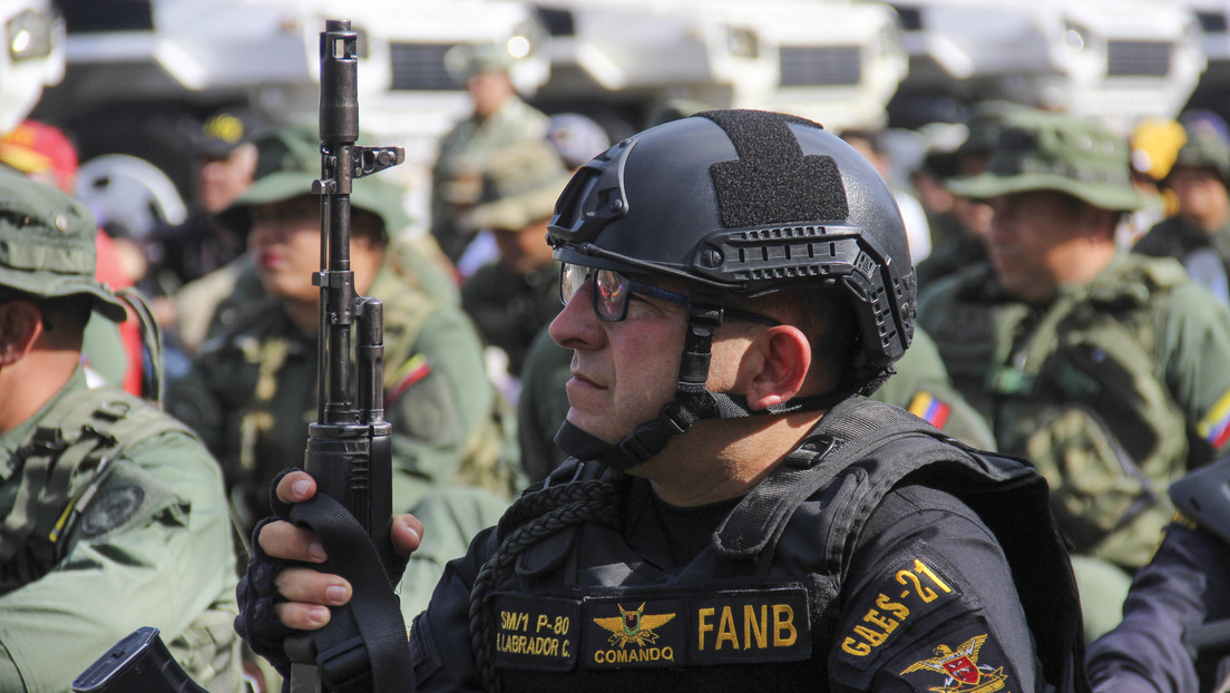 Un soldado venezolano con un fusil de asalto en un entrenamiento en San Cristóbal, Venezuela, el 13 de septiembre de 2025.