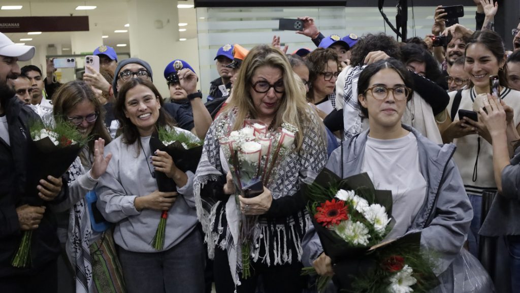 Arlín Medrano (d) a su llegada al aeropuerto de Ciudad de México tras ser detenida por Israel, 8 de octubre del 2025.