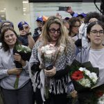 Arlín Medrano (d) a su llegada al aeropuerto de Ciudad de México tras ser detenida por Israel, 8 de octubre del 2025.