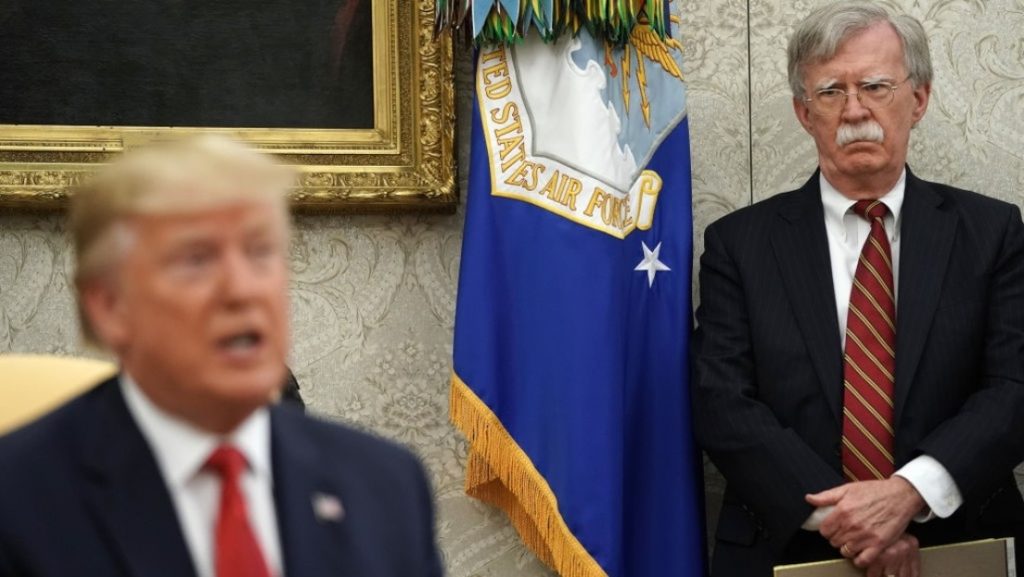 John Bolton (derecha), escucha a Donald Trump en la Casa Blanca, en Washington, EE.UU., el 18 de julio de 2019