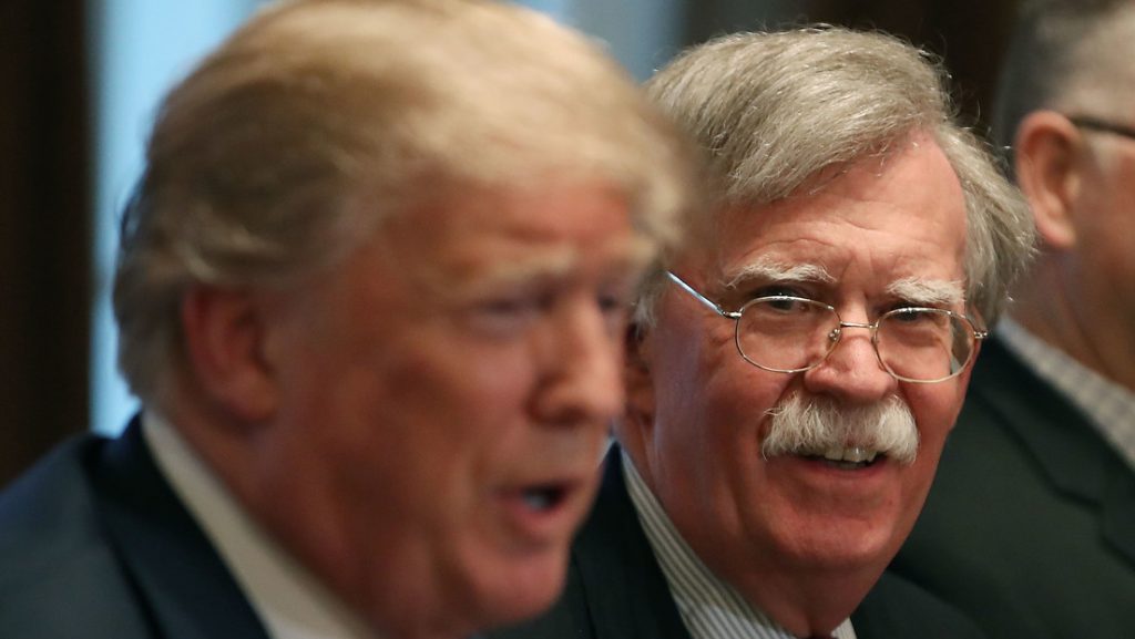 El asesor de Seguridad Nacional, John Bolton, escucha al presidente estadounidense Donald Trump en la sala de situación de la Casa Blanca, 9 de abril de 2018