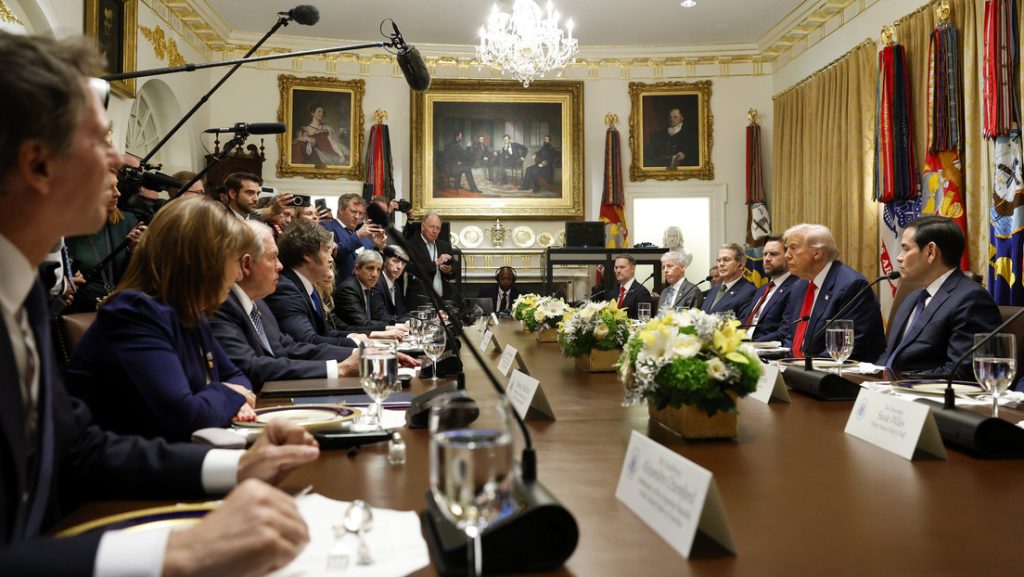 El presidente de EE.UU., Donal Trump, recibe al argentino Javier Milei en la Casa Blanca, 14 de octubre de 2025.