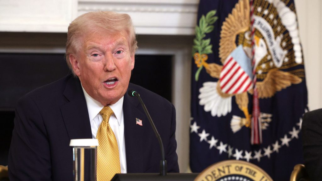 El presidente estadounidense, Donald Trump, aborda cuestiones de seguridad en la Casa Blanca, el 23 de octubre de 2025.
