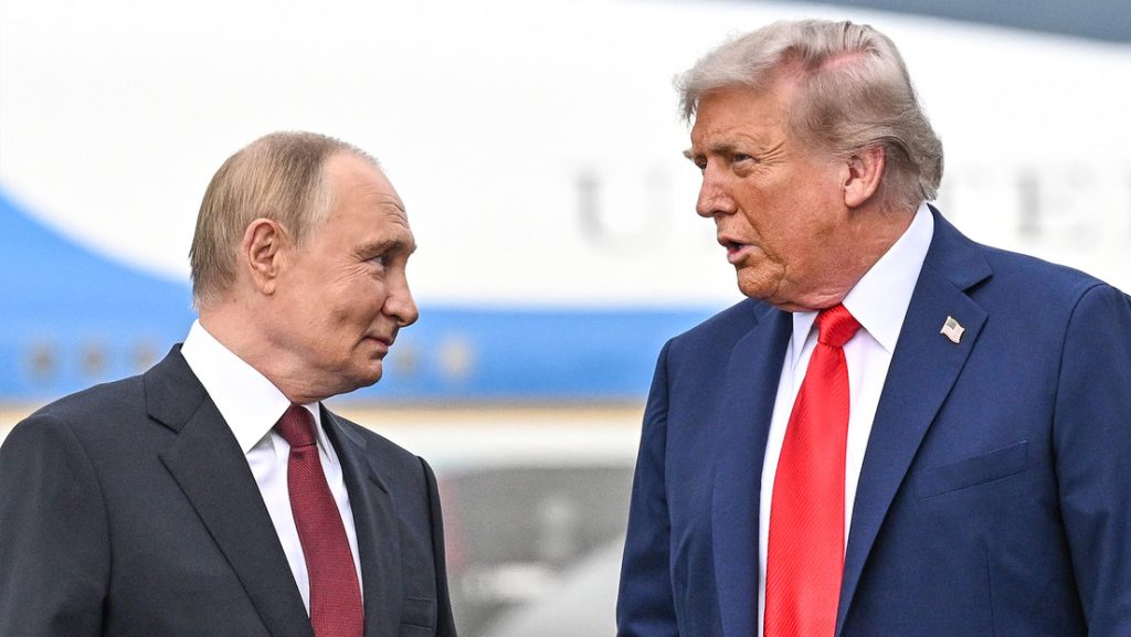 El presidente ruso, Vladímir Putin, y el mandatario estadounidense, Donald Trump, en la cumbre de Alaska el 15 de agosto de 2025.