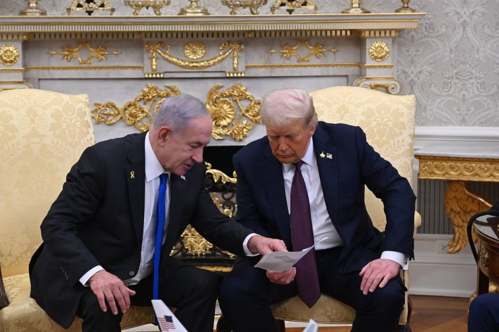 Gaza será una "zona desradicalizada y libre de terrorismo" que no representará una amenaza para sus vecinos, indica el plan de Trump.
