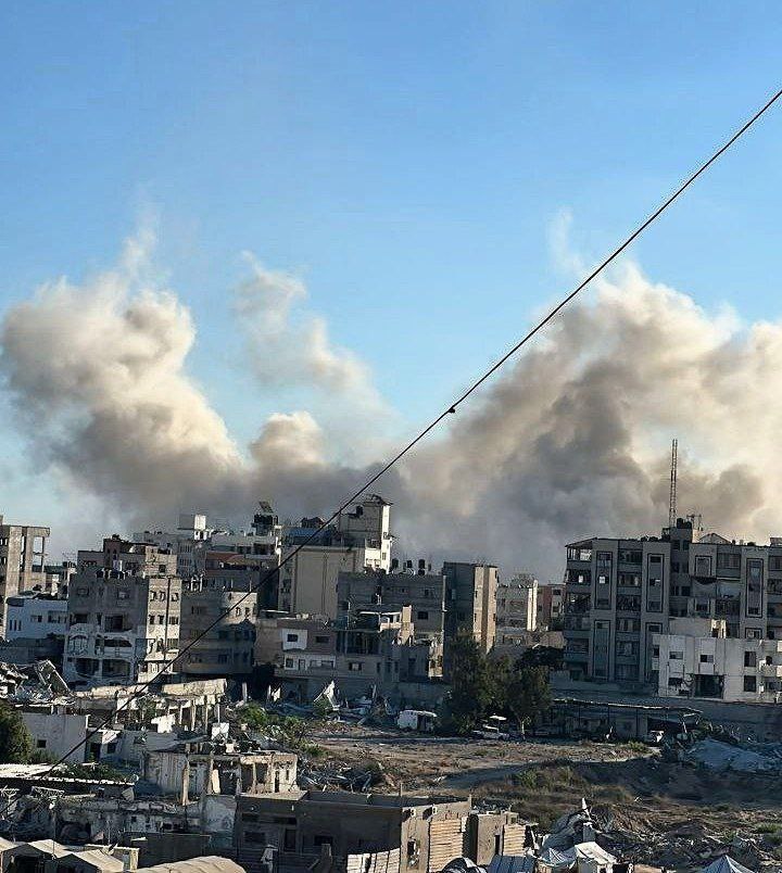  Ataques aéreos israelíes contra el distrito de Sabra, al sur de la ciudad de Gaza.