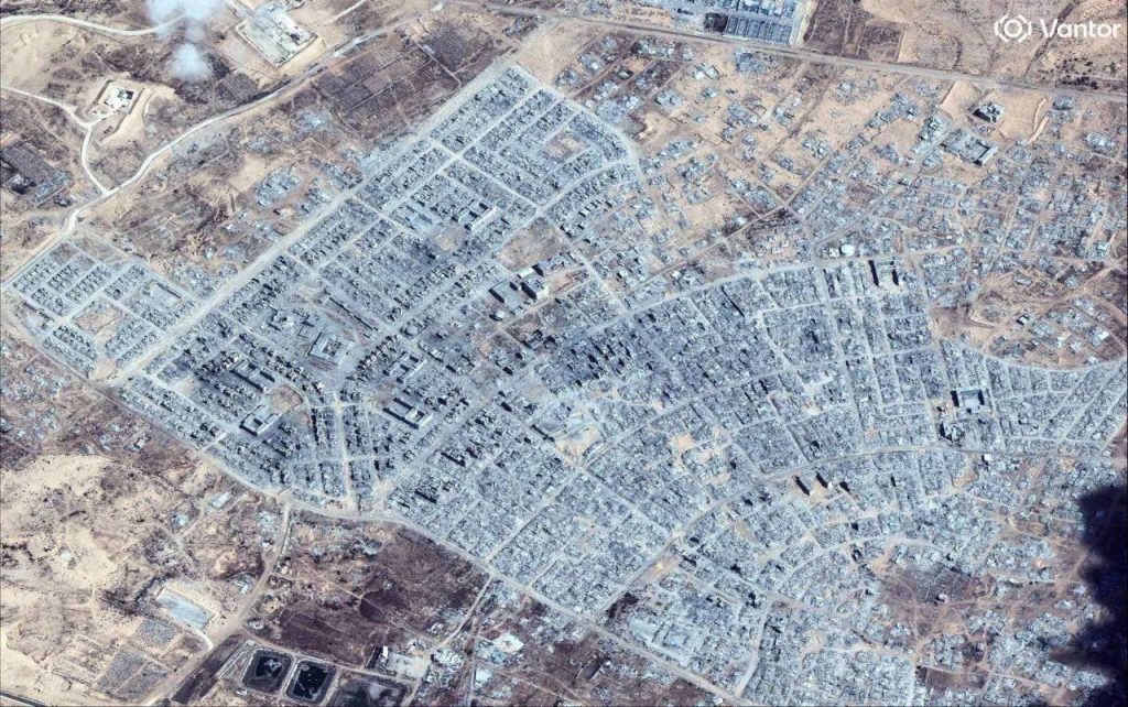 Foto de destrucción masiva en la ciudad de Gaza en la zona de Tel al-Sultan y el distrito saudí. Alcalde de Gaza: no hay calle en Gaza que no haya sufrido daños, y la reconstrucción de la ciudad es un proceso largo y complicado. Más del 85% de toda la maquinaria pesada fue destruida por Israel, lo que dificulta nuestras acciones.