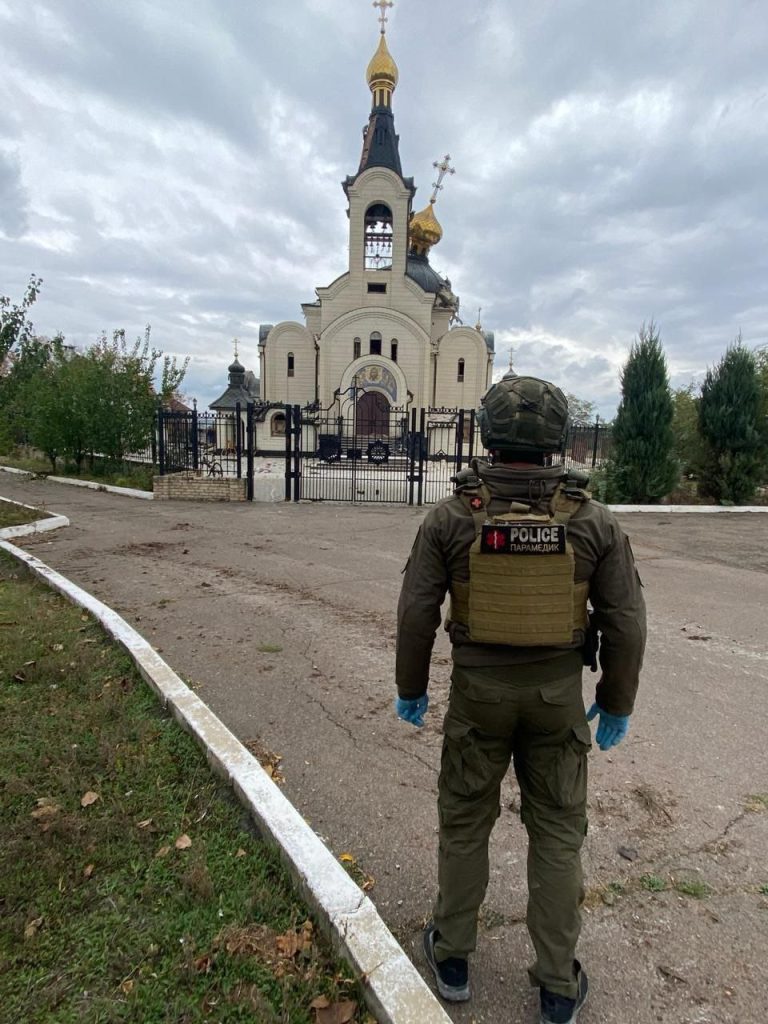 Rusia atacó Konstantinovka lanzando una bomba aérea sobre un templo religioso. Según las autoridades locales, al menos dos personas murieron y otras cinco resultaron heridas. En el lugar del ataque, la policía encontró milagrosamente con vida a un niño de dos años. Su padre y su abuelo están heridos. El niño fue evacuado a Kramatorsk.