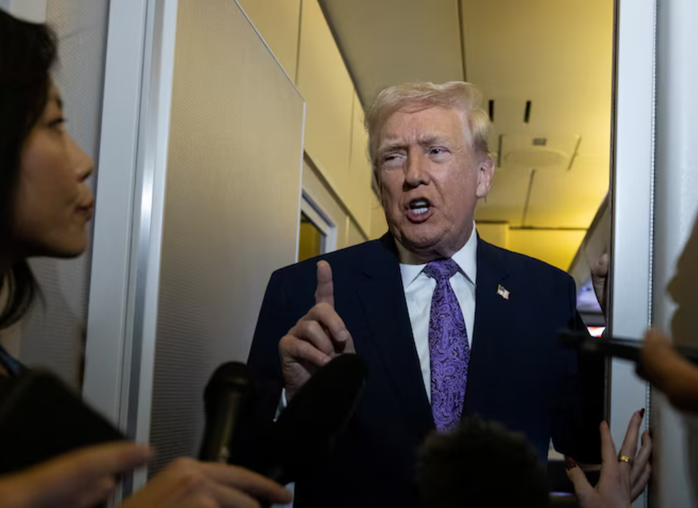 Trump durante una charla con periodistas en el avión prsidencial.