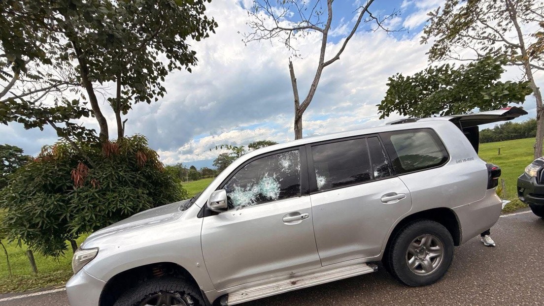 Vehículo del gobernador de Arauca tras el atentado.
