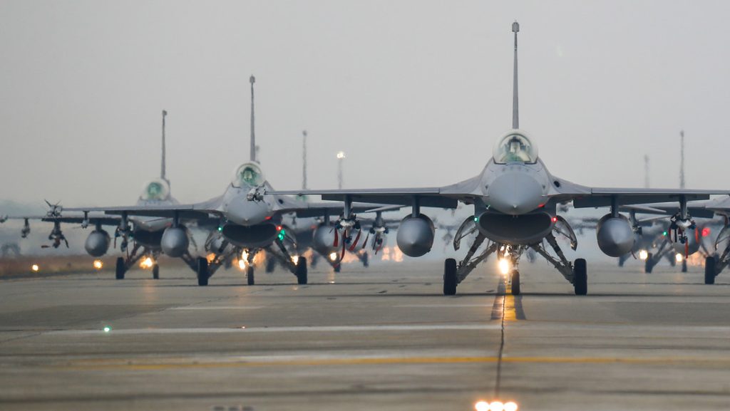 Cazas F-16V en una base aérea en Taiwán (China)