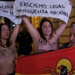 Dos activistas de Femen en la protesta y el agresor sexual, en Madrid, España, el 20 de noviembre de 2025.