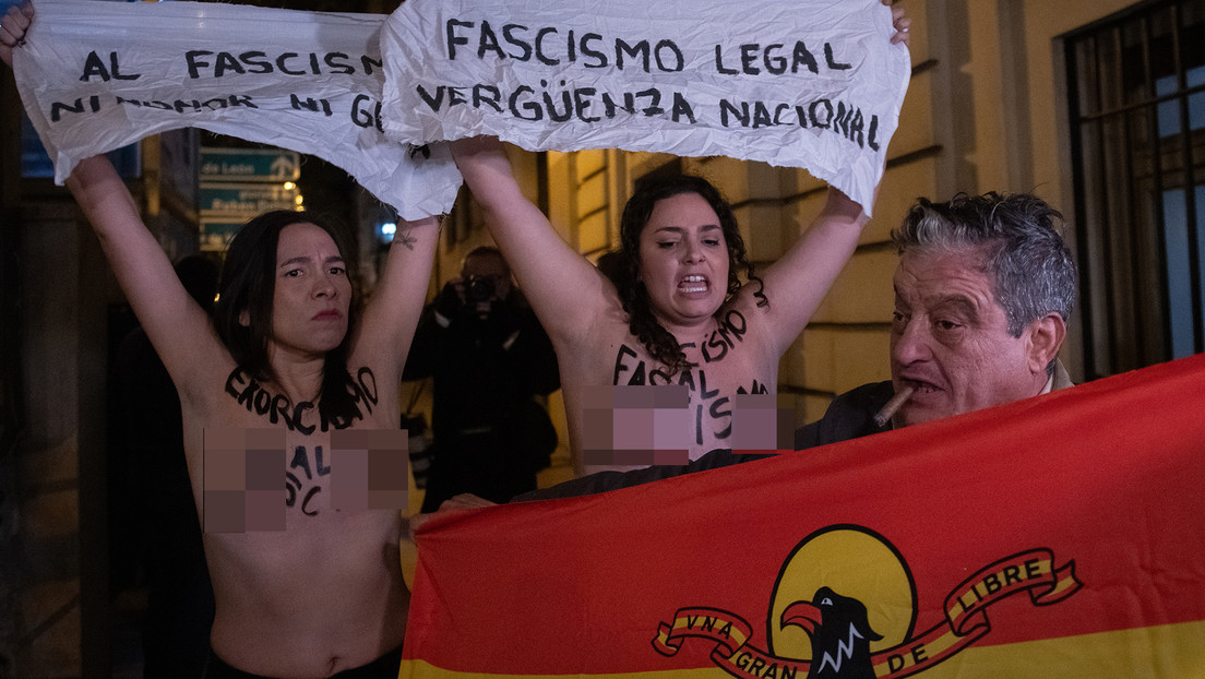 Dos activistas de Femen en la protesta y el agresor sexual, en Madrid, España, el 20 de noviembre de 2025.
