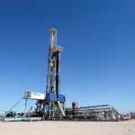 La producción de petróleo en Argentina alcanzó en octubre un nivel histórico al superar la marca de 859.000 barriles diarios (REUTERS)