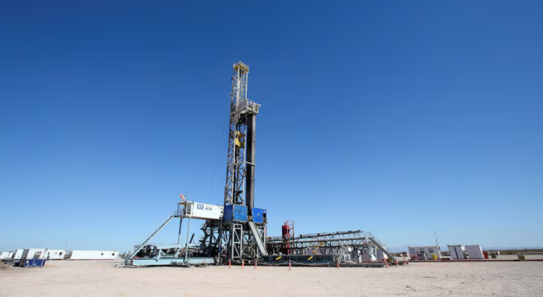 La producción de petróleo en Argentina alcanzó en octubre un nivel histórico al superar la marca de 859.000 barriles diarios (REUTERS)