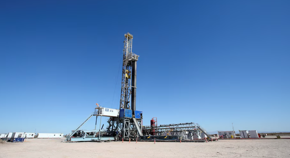 La producción de petróleo en Argentina alcanzó en octubre un nivel histórico al superar la marca de 859.000 barriles diarios (REUTERS)