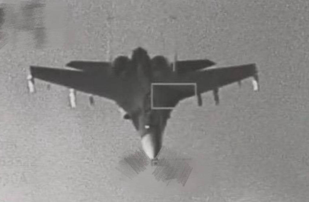 El Ministerio de Defensa de Taiwán publicó este lunes imágenes de un avión de combate F-16V que monitorea una aeronave de combate J-16 china a través del contenedor de búsqueda de blancos AN/AAQ-33 (Sniper ATP), durante un vuelo en el ejercicio Misión de Justicia 2025 del Ejército Popular de Liberación de China (EPL). 