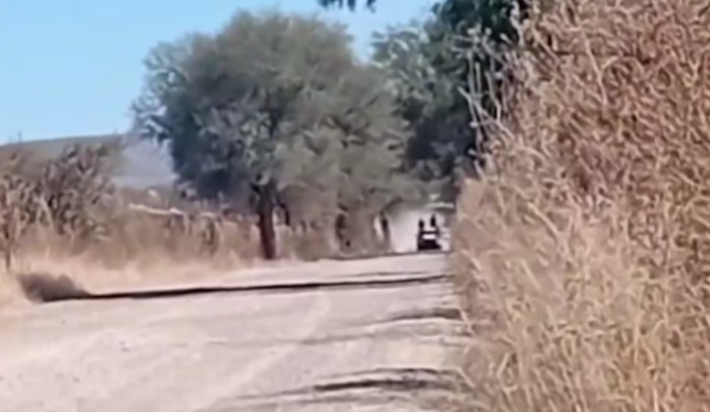 La agresión fue compartida en redes sociales por presuntos responsables, de acuerdo a las autoridades. Captura de pantalla.