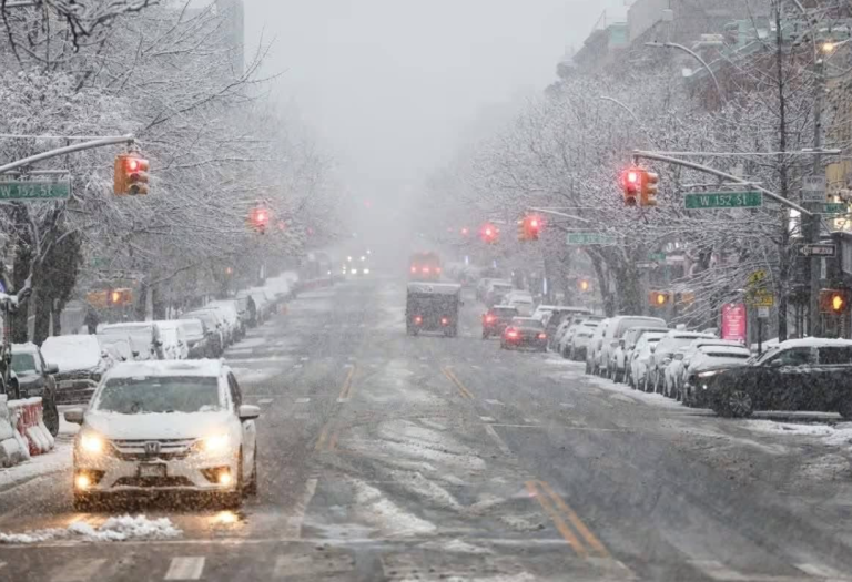 Una avenida en Nueva York, llena de nieve.