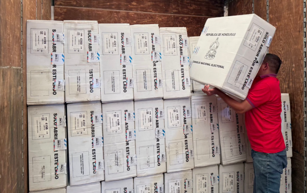 El portavoz de las Fuerzas Armadas de Honduras (FFAA), Mario Rivera informó que el material electoral de los 18 departamentos ya se encuentra en Tegucigalpa.