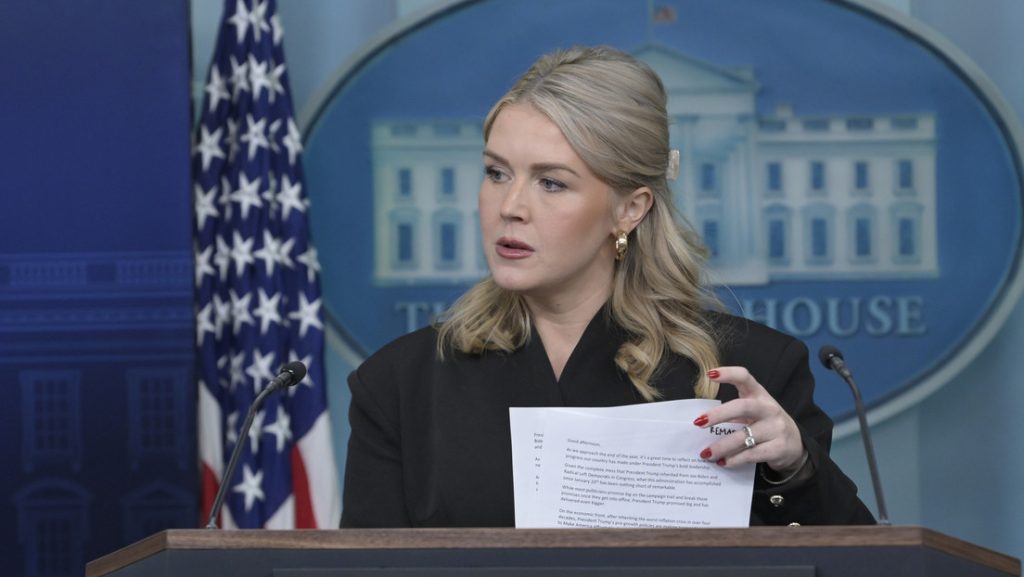 La secretaria de prensa de la Casa Blanca, Karoline Leavitt, habla sobre Venezuela e inmigración en una rueda de prensa. 11 de diciembre de 2025