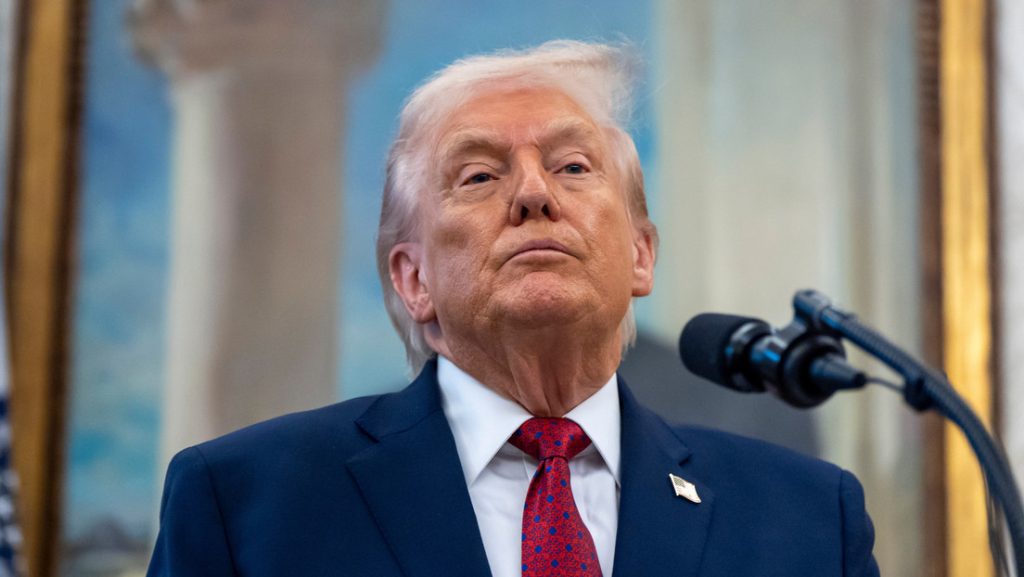 El presidente de EE.UU. Donald Trump habla en el Despacho Oval, 15 de diciembre de 2025.