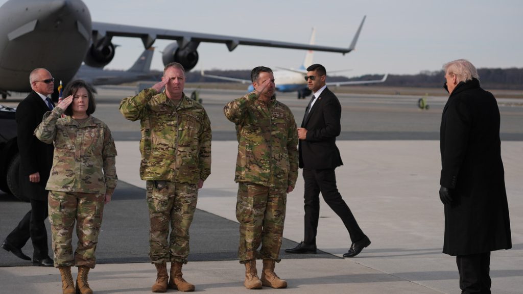 El presidente Donald Trump en la Base Aérea de Dover. Delaware, EE.UU., 17 de diciembre de 2025.
