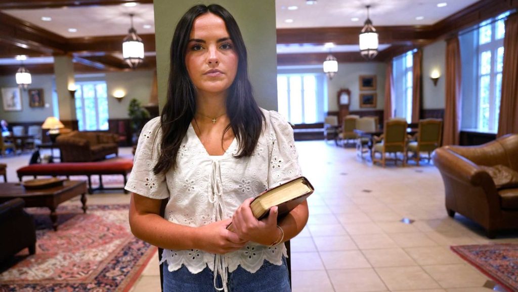 Estudiante de la Universidad de Oklahoma, EE.UU., Samantha Fulnecky, con su biblia en el Oklahoma Memorial Union el 24 de noviembre de 2025.