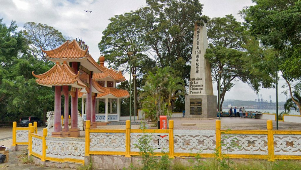 En la foto el monumento antes de ser demolido.