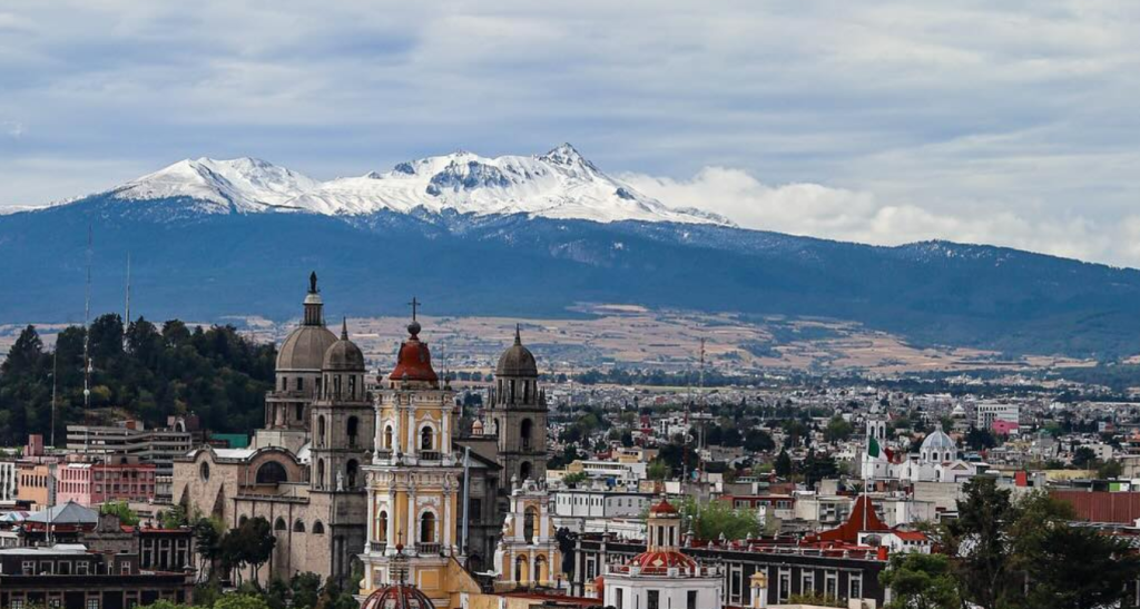 Plano general de Toluca, al fondo una mirada al imponente Nevado.