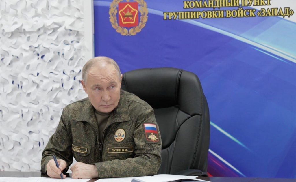 Putin firmó un decreto sobre el servicio militar obligatorio en 2026. Según el documento, se prevé el reclutamiento de 261.000 nuevos reclutas durante el año, reporta TASS.
