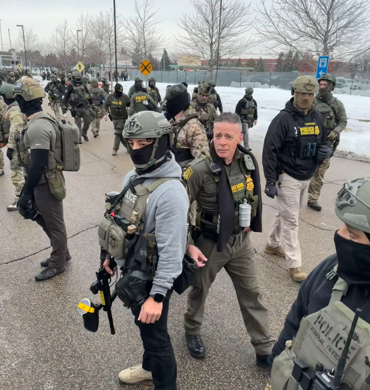 Jefe de la Patrulla Fronteriza llega a Mineápolis en medio de las protestas por la muerte de mujer en redada antimigratoria