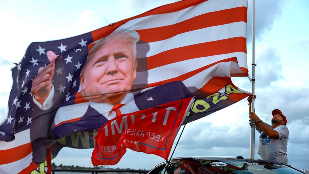 Jestin Navarez muestra su apoyo al entonces presidente electo de EE.UU., Donald Trump, cerca de su resort Mar-a-Lago el 13 de noviembre de 2024 en Palm Beach, Florida.