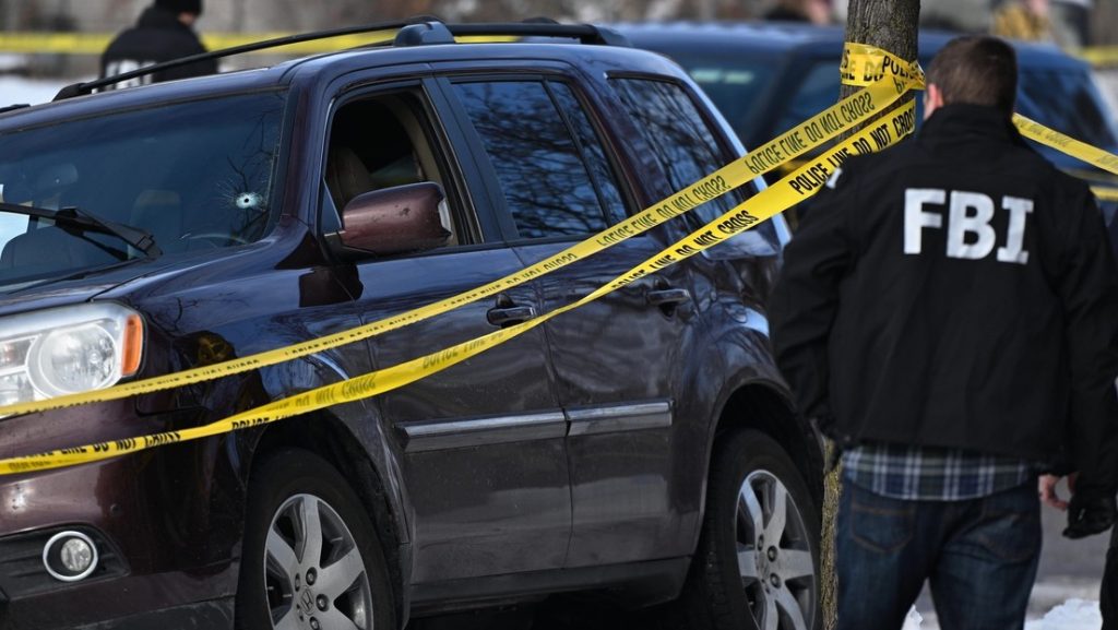Agentes del FBI trabajan en la escena del asesinato de una mujer a manos del ICE en Minneapolis, 7 de enero de 2026