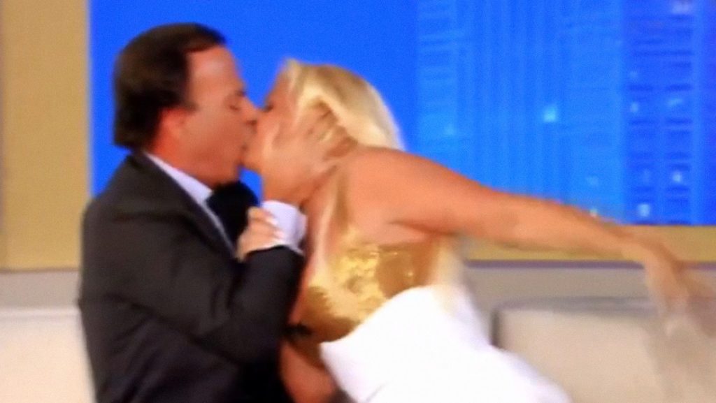 El cantante español Julio Iglesias besa a la fuerza a la conductora argentina Susana Giménez en un programa emitido en 2004 en Buenos Aires.