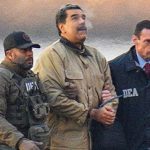 El presidente de Venezuela, Nicolás Maduro, escolado por agente de la Agencia Antinarcóticos de EE.UU.