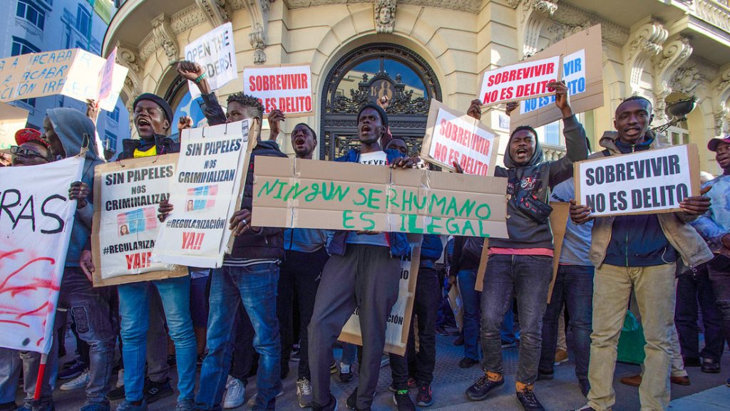 Concentración a las puertas del Congreso en Madrid para pedir la regularización de inmigrantes, abril de 2024.