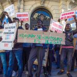 Concentración a las puertas del Congreso en Madrid para pedir la regularización de inmigrantes, abril de 2024.