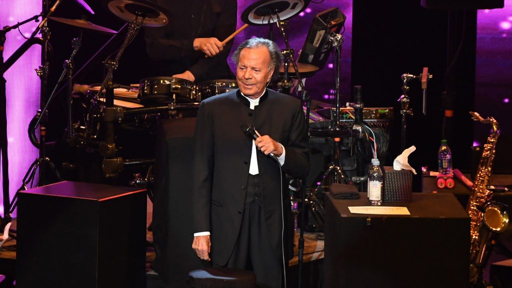 El cantante Julio Iglesias en el Infinite Energy Center, Duluth, Georgia, 6 de diciembre del 2019.