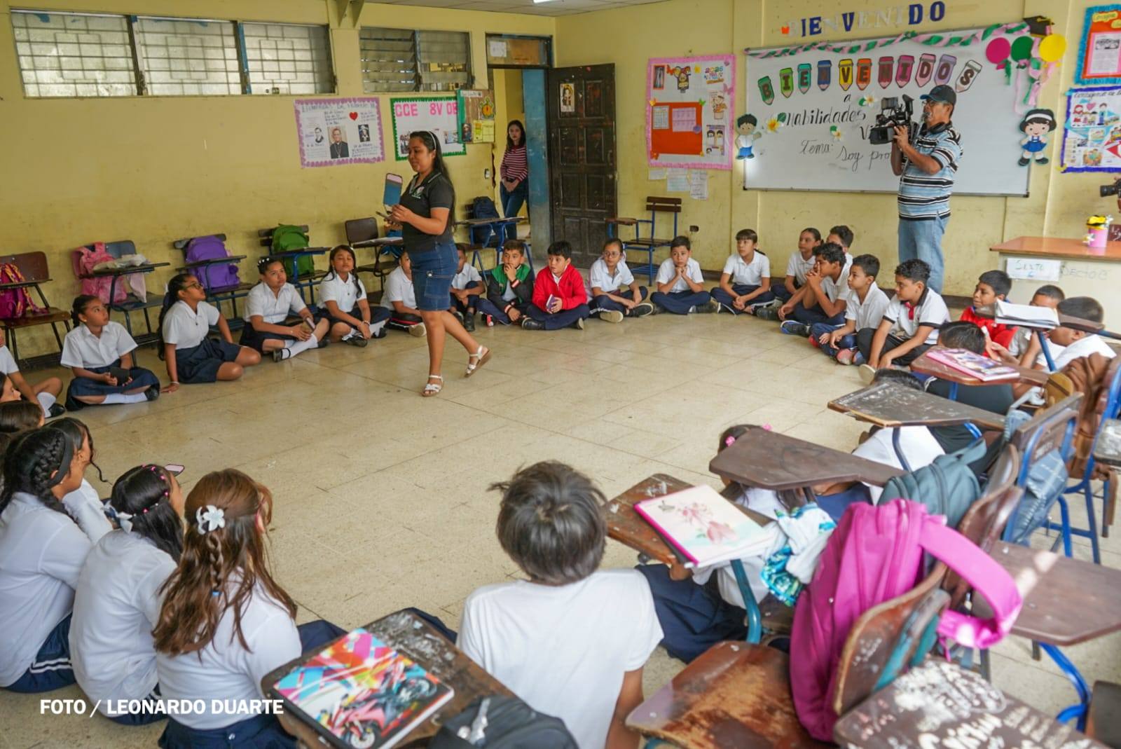 Materiales didácticos, útiles escolares, libros, exámenes de la vista y anteojos forman parte de los beneficios que reciben los niños en estas escuelas.