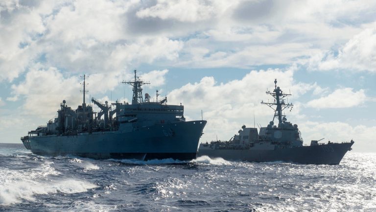 Foto del USS Truxtun, un destructor de la clase Arleigh Burke, realiza operaciones de reabastecimiento en el mar de Filipinas.