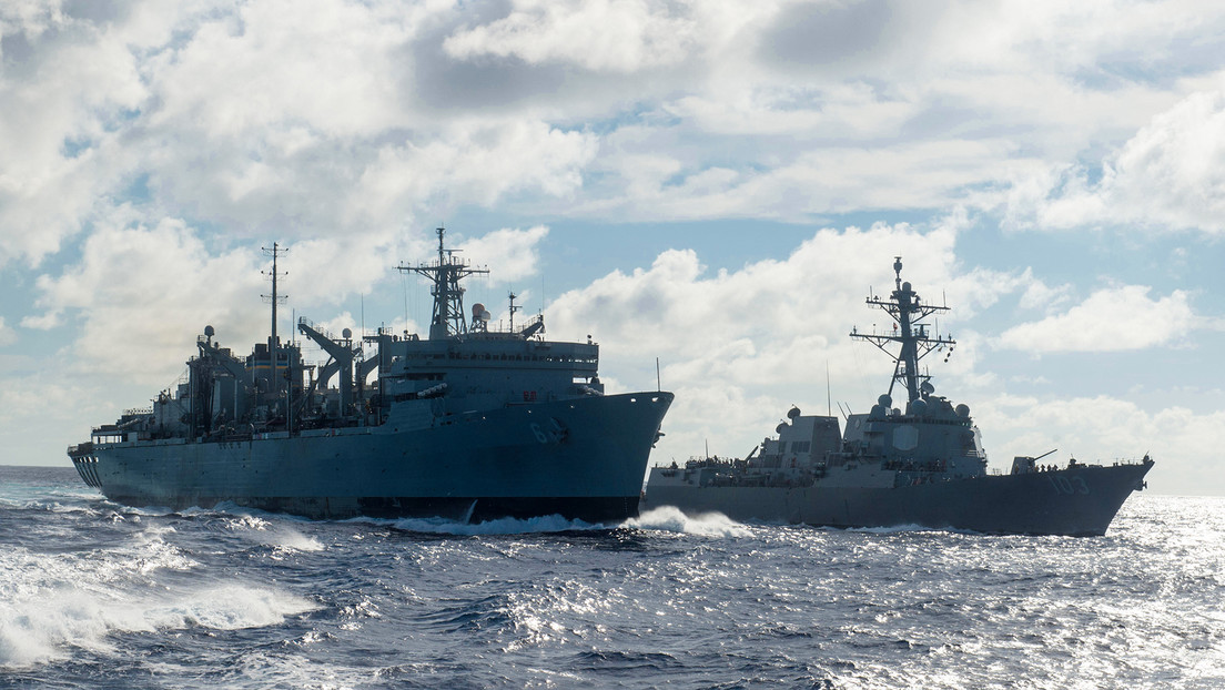 Foto del USS Truxtun, un destructor de la clase Arleigh Burke, realiza operaciones de reabastecimiento en el mar de Filipinas.