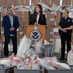 La secretaria de Seguridad Nacional de EE.UU., Kristi Noem, ofrece una rueda de prensa con pruebas de incautaciones de drogas en el puerto de entrada de Otay Mesa, el 12 de febrero de 2026, en Otay Mesa, California.