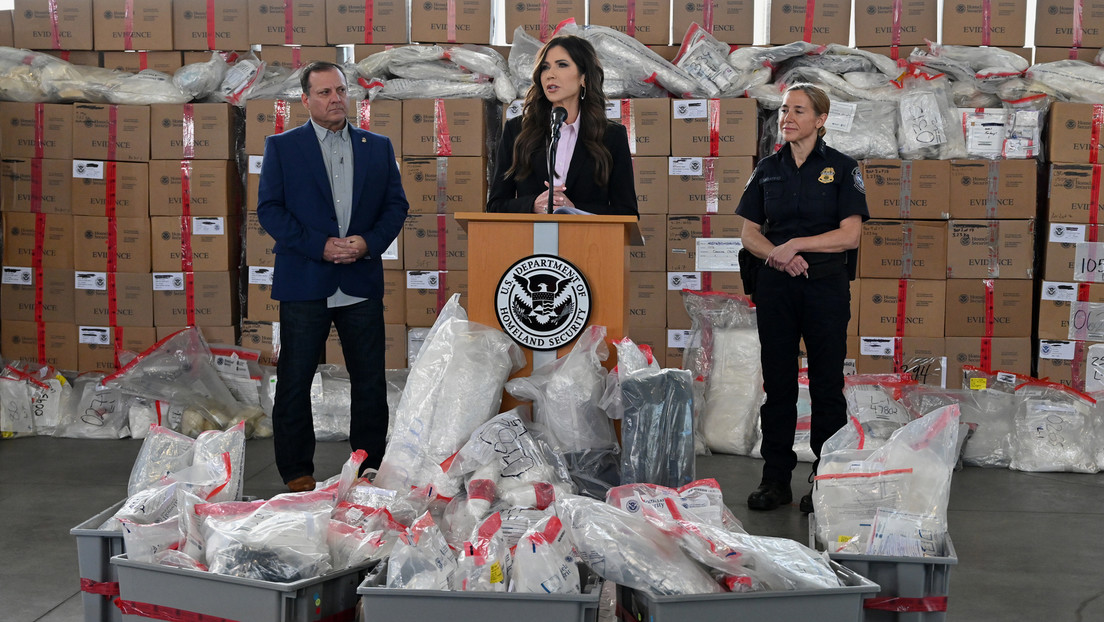 La secretaria de Seguridad Nacional de EE.UU., Kristi Noem, ofrece una rueda de prensa con pruebas de incautaciones de drogas en el puerto de entrada de Otay Mesa, el 12 de febrero de 2026, en Otay Mesa, California.