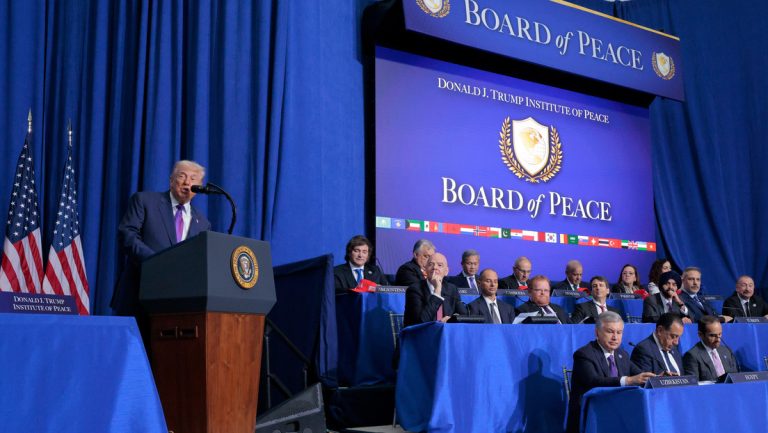 Donald Trump durante el discurso inaugural de su Consejo de Paz, ideado para la reconstrucción de la Franja de Gaza.