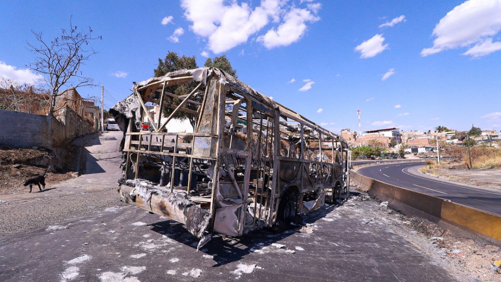 Un autobús quemado en Zapopan, Guadalajara, México, el 22 de febrero de 2026