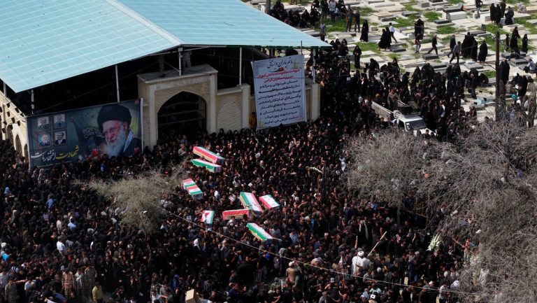 Funeral de los fallecidos en el ataque contra la escuela de Minab, Irán, 3 de marzo de 2026.