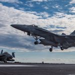 Un F/A-18E Super Hornet aterrizando en el USS Gerald R. Ford (CVN 78) tras participar en la operación 'Furia Épica', el 1 de marzo de 2026