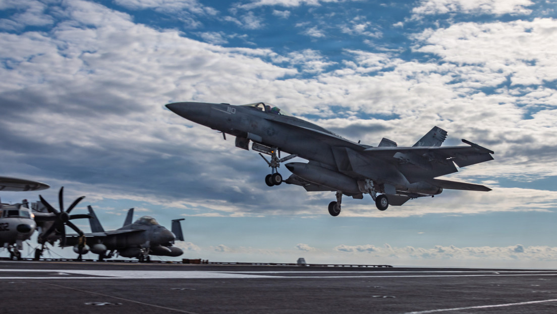 Un F/A-18E Super Hornet aterrizando en el USS Gerald R. Ford (CVN 78) tras participar en la operación 'Furia Épica', el 1 de marzo de 2026